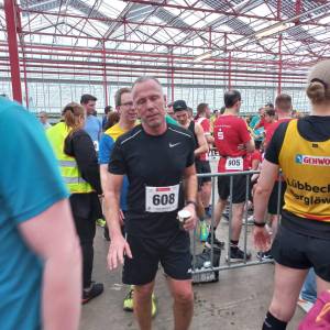 Glashauslauf_2024_Harry_Busch_nach_5-km-Lauf_erschopft_im_Zielbereich_original
