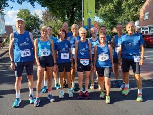Die Altenrheiner Laufabteilung war am Freitag beim Speller Sommernachtslauf erfolgreich. Unser Bild zeigt Otto Reeker (v.l.), Steffi Hoffmann, Philipp von der Haar, Aloysia Wegmann, Manfred Ricklin, Guido Wilke, Ingrid König, Heinz-Jürgen Bertram, Melanie Bonnez, Christian Dudek, Hagen Schossig und Bernd Brinkhues.