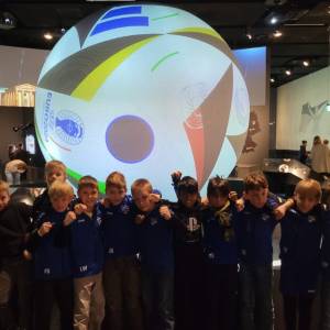 692377eeb588a-Museum_Mannschaft_vor_Ball_1_original
