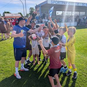 Bild Pokalübergabe SC Verl:
Verdienter Triumph: Die Spieler des SC Verl feiern nach einer starken Turnierleistung die Pokalübergabe im Sportpark Altenrheine.
