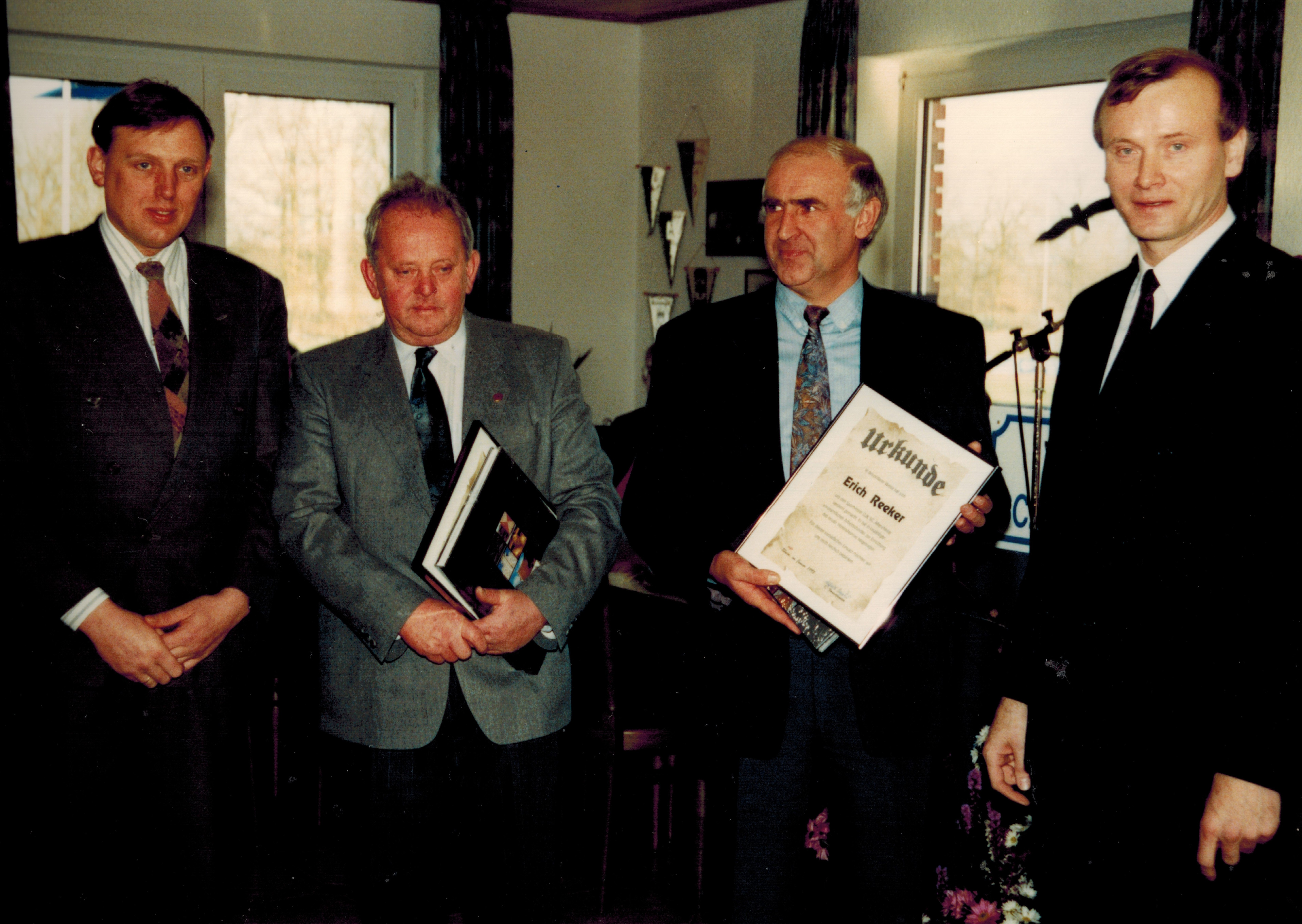Einweihung des Vereinsheimes: Ehrung der verantwortlichen ehrenamtlichen Helfer durch Karl-Josef Laumann, MdB, Hans Schipmann, Erich Reeker, Alfred Hopster, 1. Vorsitzender
