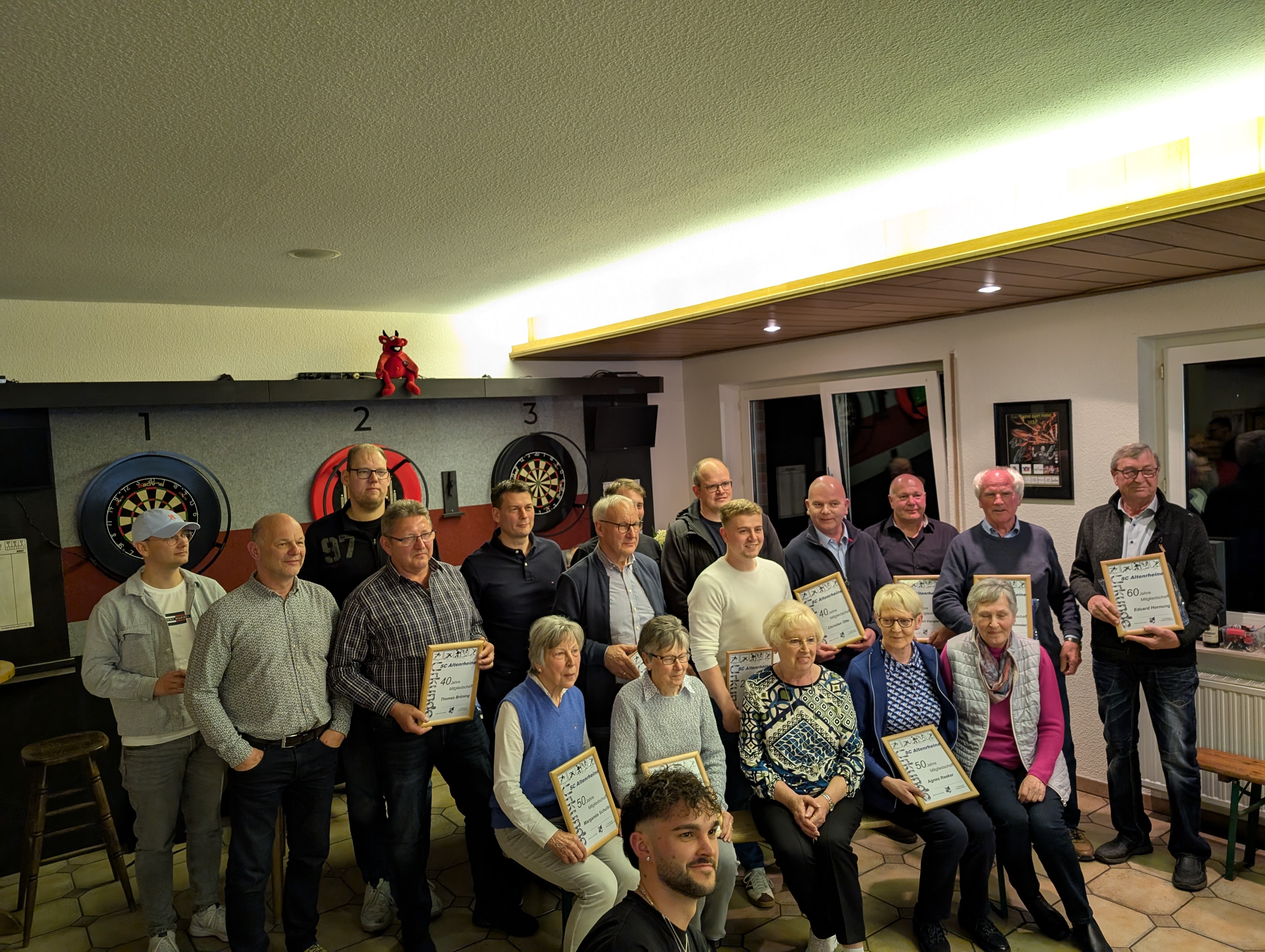 Jubilarehrung: stehend v.l.: Joshua Dycker (25 J.), Michael Watta (25 J.), Thomas Brüning (40 J.), Jan Wortmann (25 J.), Marco Kolembar (25 J.), Eugen Kowal (25 J.), Dominik Auth (25 J.), Axel Rietmann (40 J.), Lars Comes (25 J.), Christian Otte (40 J.), Norbert Kemper (50 J.), August Disselmeier (50 J.), Eduard Hornung (60 J.) sitzend v.l.: Margareta Schulte (50 J.), Roswitha Bietmann (50 J.), Ursula Vorholt (50 J.), Agnes Reeker (50 J.), Christel Bischoff (50 J.)