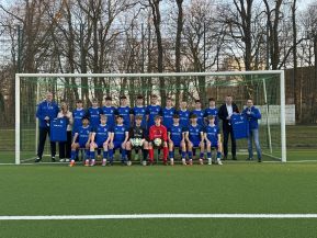 Unsere B1 freut sich über die neuen Trikots