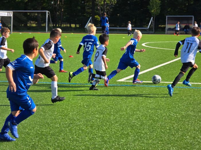Leihgabe aus der F3: Theo Stein führt elegant den Ball