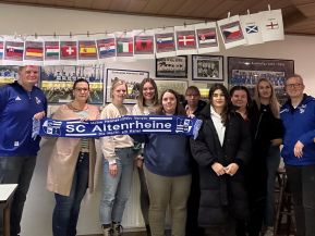 Im Bild die Vertreterinnen der Kitas eingerahmt links von David Berger und rechts von Maik Wiesch vom SC Altenrheine