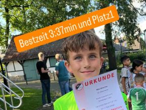 Mika Blaschke siegte in Spelle mit einer Zeit von 3:37 Minuten über 1.000 Meter in der Altersklasse U 12.