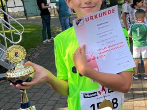 Mika Blaschke siegte in Spelle mit einer Zeit von 3:37 Minuten über 1.000 Meter in der Altersklasse U 12.