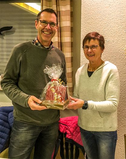 Eddy Tepe mit Präsent verabschiedet