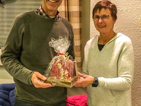 Eddy Tepe mit Präsent verabschiedet