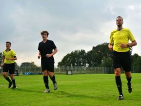 Nico Freinatis und Leon Schön mit Felix Spielmann