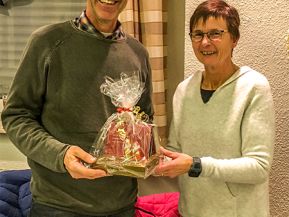 Eddy Tepe mit Präsent verabschiedet