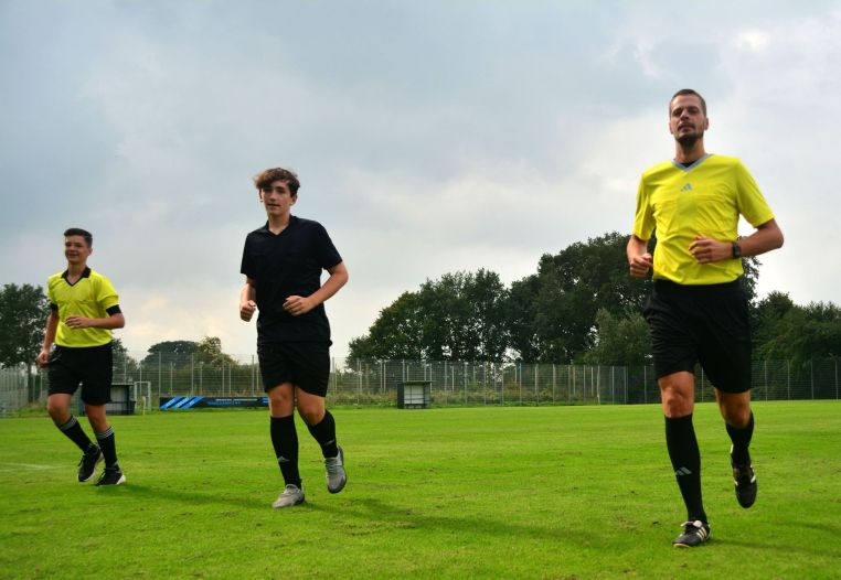 Nico Freinatis und Leon Schön mit Felix Spielmann